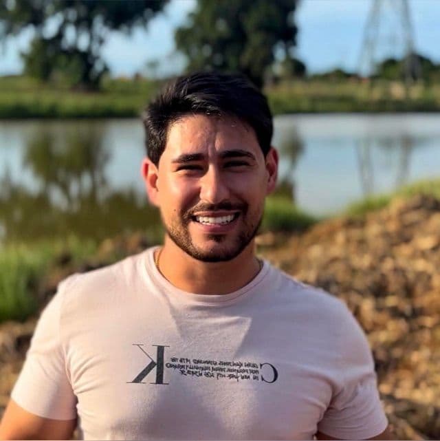 Consultor imobiliário atendendo casal em escritório moderno